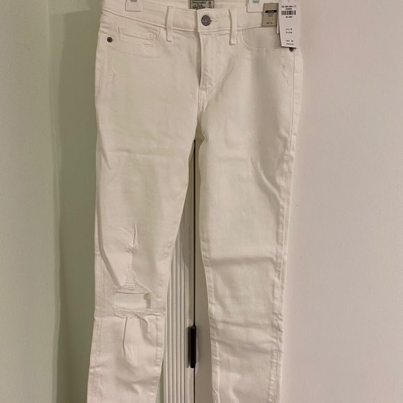 NWT Abercrombie Ladies Jeans - Picture 1 of 4